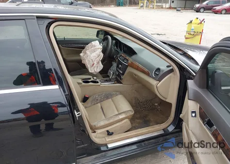 2013 Mercedes-Benz C 250 Sport из США, поврежденный, VIN WDDGF4HB7DA842866